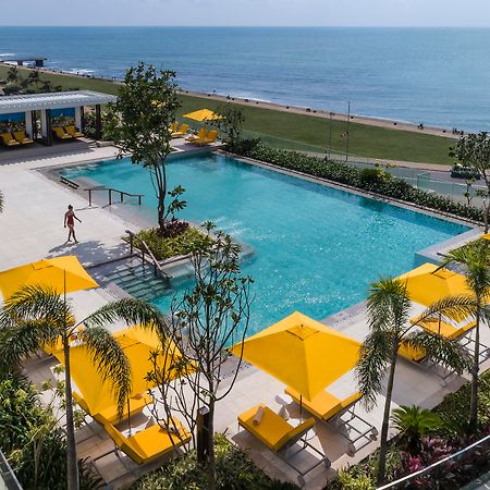 Shangri-La Colombo Exterior foto The pool at the hotel