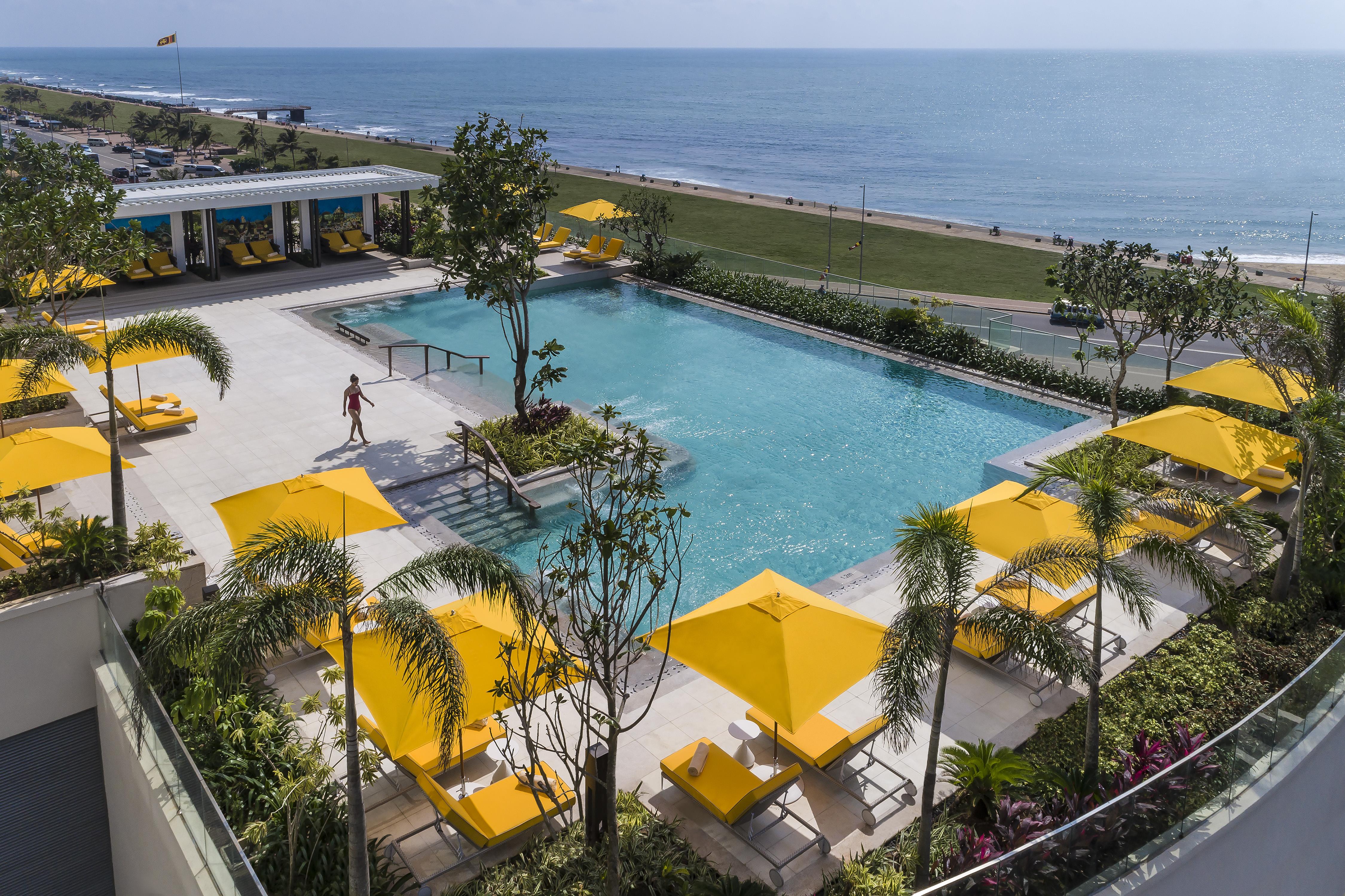 Shangri-La Colombo Exterior foto The pool at the hotel