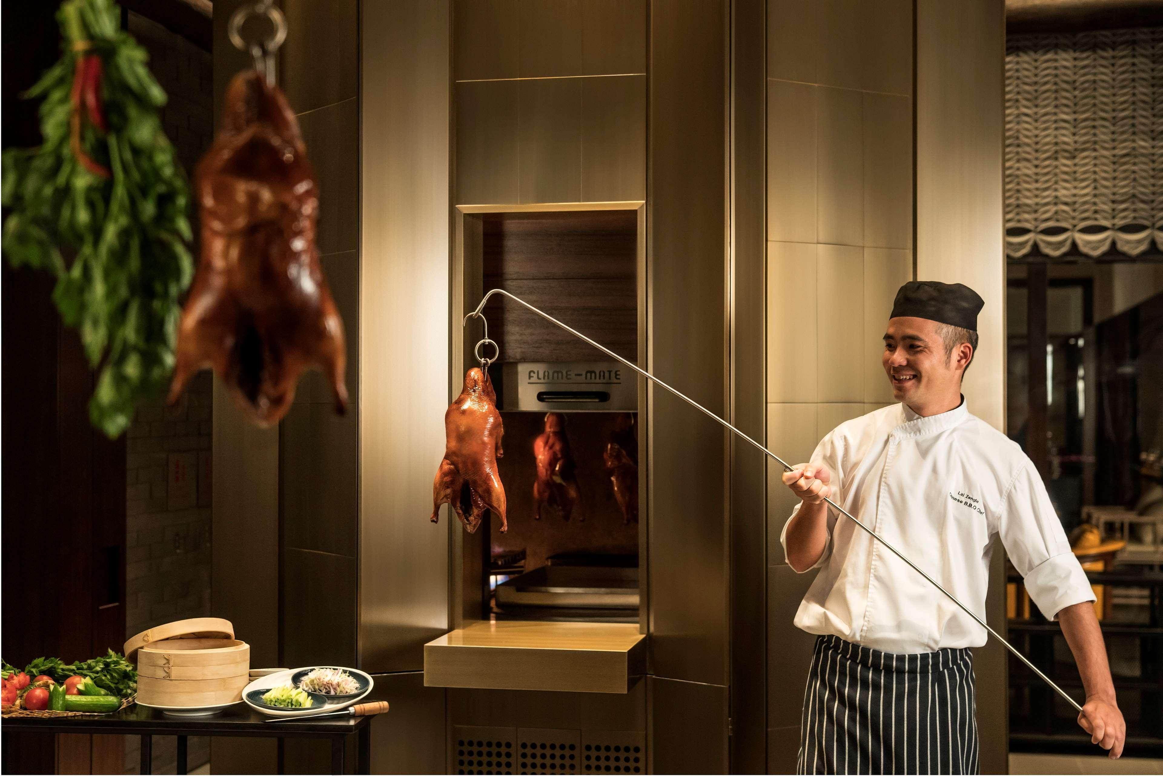 Shangri-La Colombo Exterior foto Chef pulling a duck out of a hanging oven