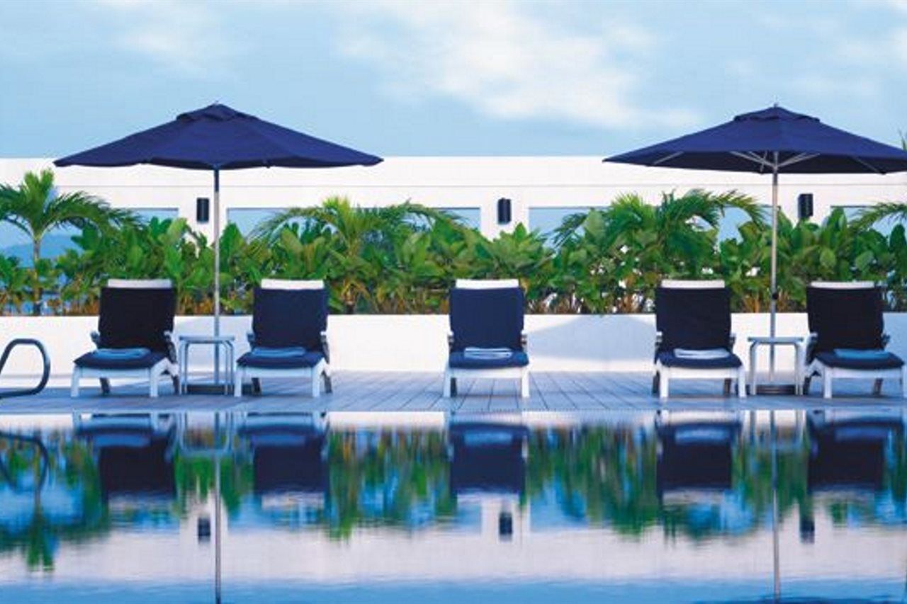 Shangri-La Colombo Exterior foto The pool at the hotel